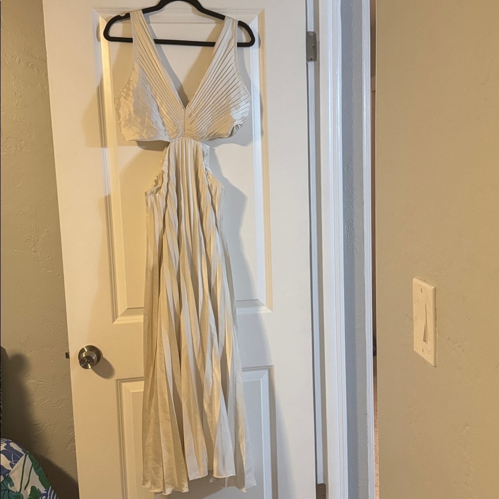 The A&F Giselle Pleated Cutout Maxi Dress NWT L - Picture 3 of 5